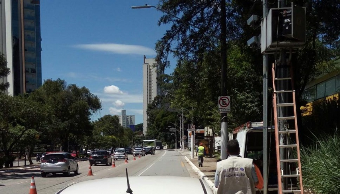 Ipem-SP verifica radares na Avenida Luiz Dumont Villares, região norte da capital 